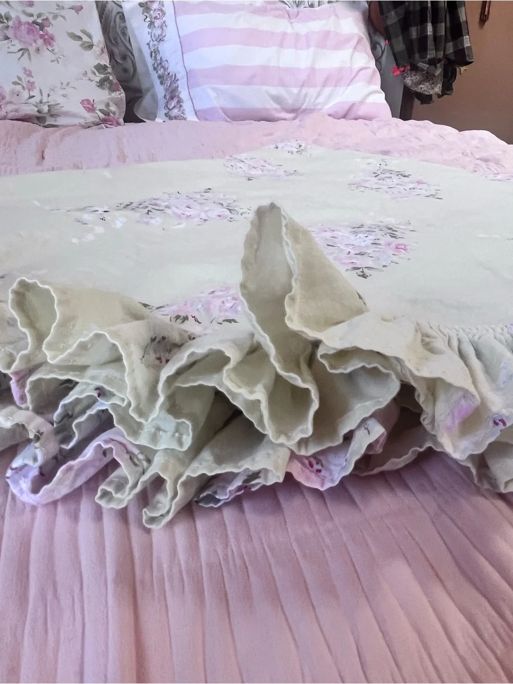 Shabby Chic Ruffled Tablecloth - Picture 4 of 12